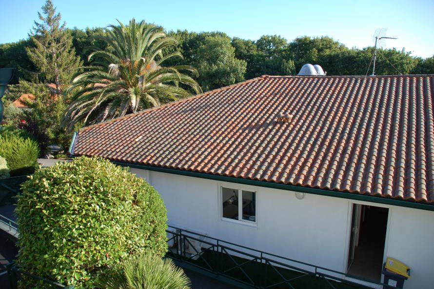 Vue extérieure de l’Ehpad ÉGOA à Bassussarry, établissement médico-social au Pays Basque entouré de verdure et de palmiers.